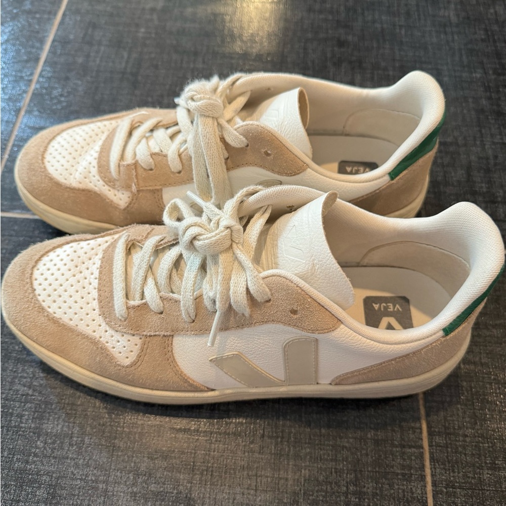 Veja V-10 tan and kelly green EUR 40